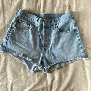 WOMENS LEVI DENIM SHORTS. SIZE 27